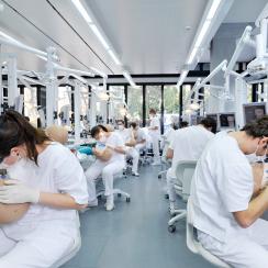 Studentische Arbeitsplätze im zahnärztlichen Phantomlabor @Universität Zürich; Ursula Meisser