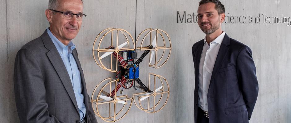 Empa-Direktor Gian-Luca Bona mit Mirko Kovac, dem Leiter des neuen NEST Aerial Robotics Hub. Bild: Empa