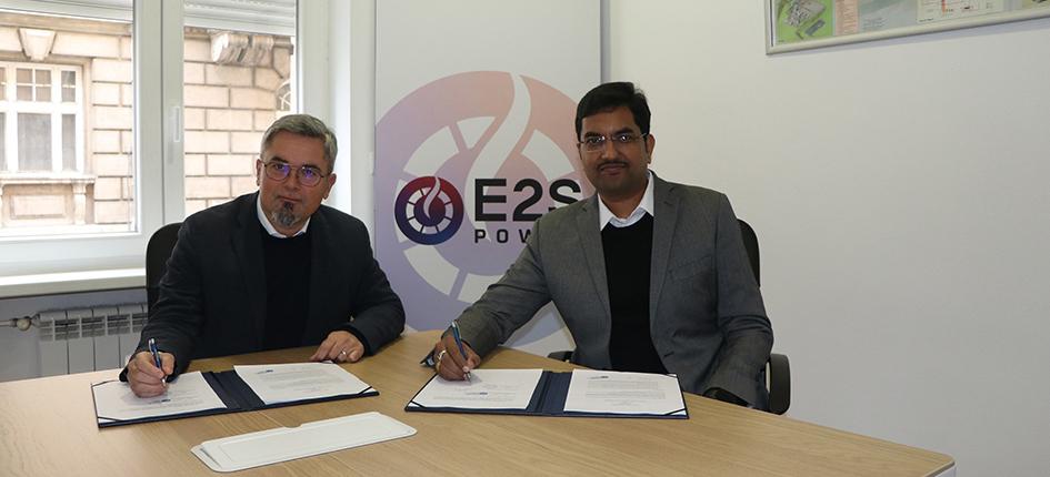 Sasha Savic (CEO von E2S Power) und Anand Pandey (Head- Renewables and New Business bei India Power) bei der Unterzeichnung des Vertrags. 