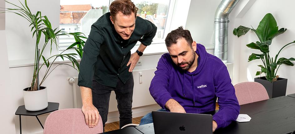 Das von Fabian Wesemann (CFO, links) und Julian Teicke (CEO, rechts) gegründete digitale Versicherungsunternehmen WeFox hat sich als besonders erfolgreicher Arbeitsplatzmotor erwiesen. 