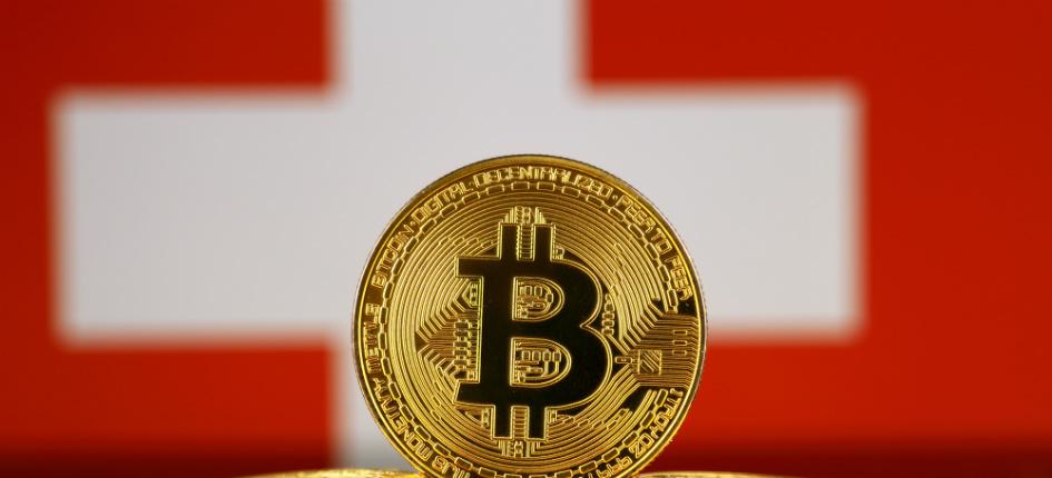 Version physique du bitcoin et drapeau suisse