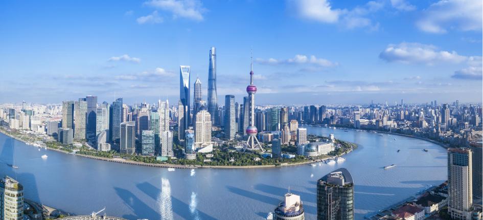 Panorama von Shanghai mit blauem Himmel