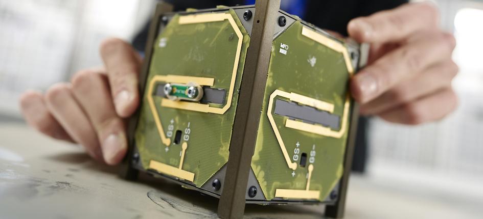 Un modèle de rayonnement du satellite CELESTA a été testé dans une installation à champ mixte capable de reproduire l'environnement de rayonnement de l'orbite terrestre basse.