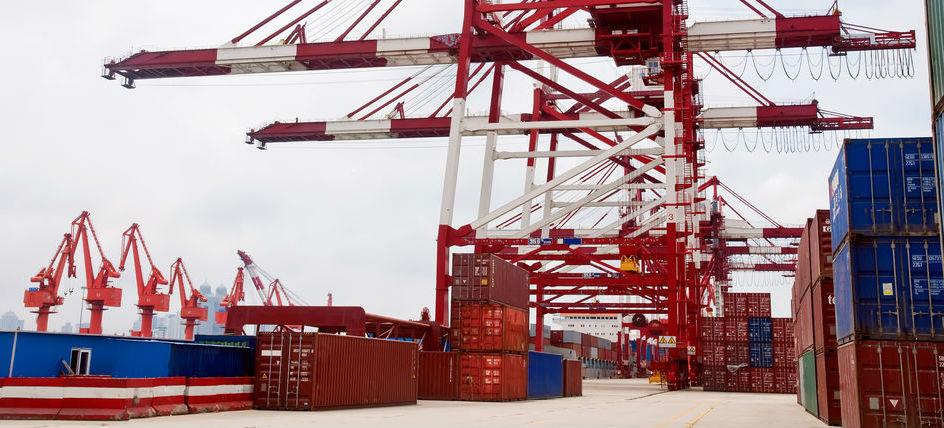 Container et grue dans un port en Chine
