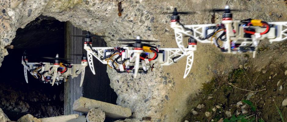 Die neuen Schweizer Drohnen können ihre Propellerarme während des Flugs einfahren und so durch enge Spalten fliegen. Bild: UZH