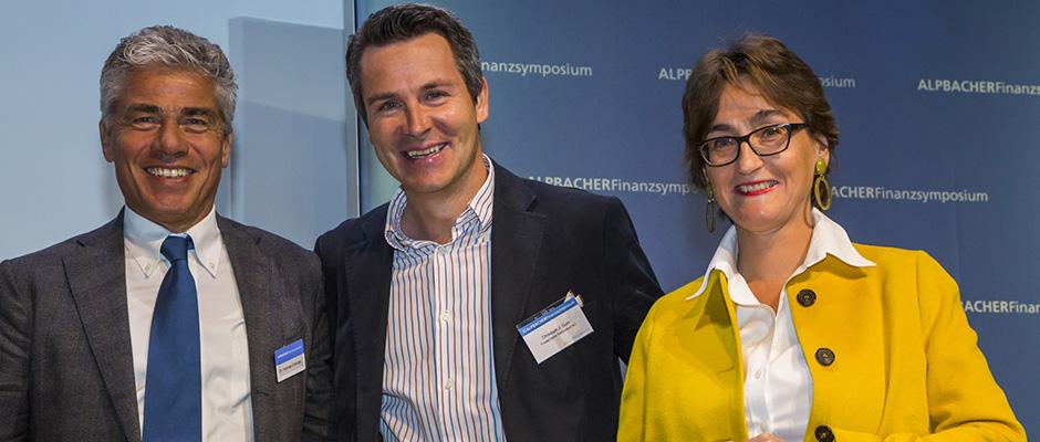 Christoph J. Gum, CEO und Mitgründer von Private Alpha (Mitte) nimmt den Fintech-Preis entgegen. Bild: UniCredit Bank Austria