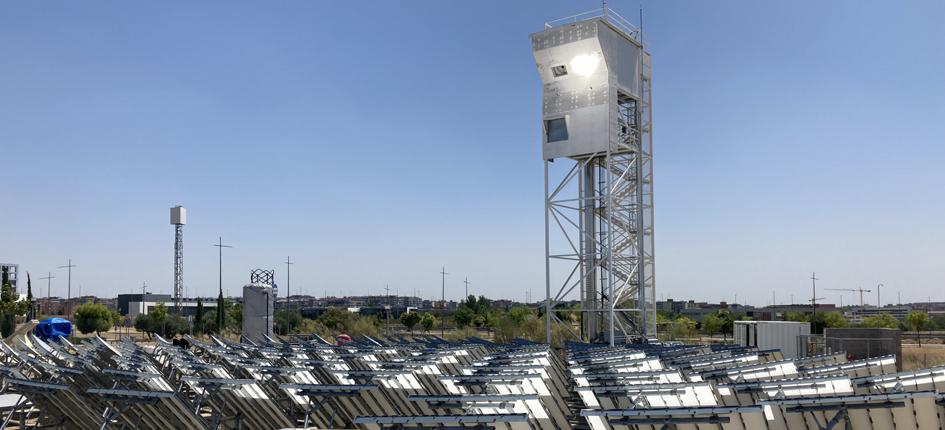 セメックス社とシンヘリオン社は、スペインのImdea Eneryg Research Instituteに設置されたソーラータワーを活用し世界初ソーラークリンカーを製造しました。©Synhelion