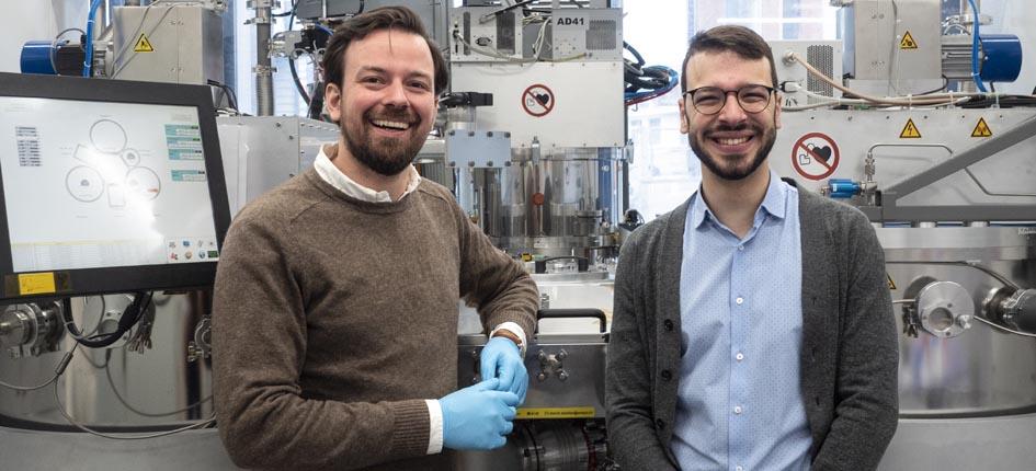 CEOのMoritz Futscher（左）とCTOのAbdessalem Aribiaは、薄膜固体電池でリチウムイオン電池の後継技術を開発した。画像クレジット：Empa