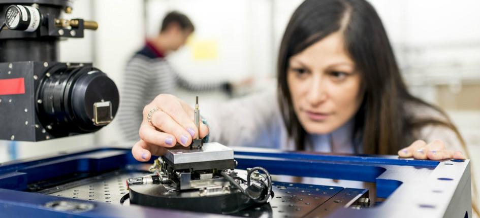 研究室で使う機械の準備を行う女性