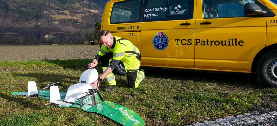 Der Touring Club Schweiz steigt in ein Pilotprojekt ein und wird künftig die Drohnenlieferungen des Start-up-Unternehmens Jedsy absichern. Bild: Touring Club Schweiz/Suisse/Svizzero - TCS