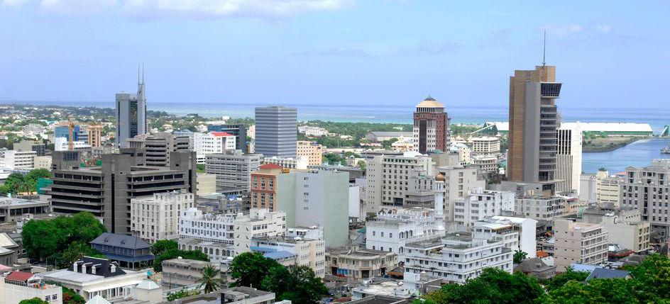 Blick über eine Stadt auf Mauritius