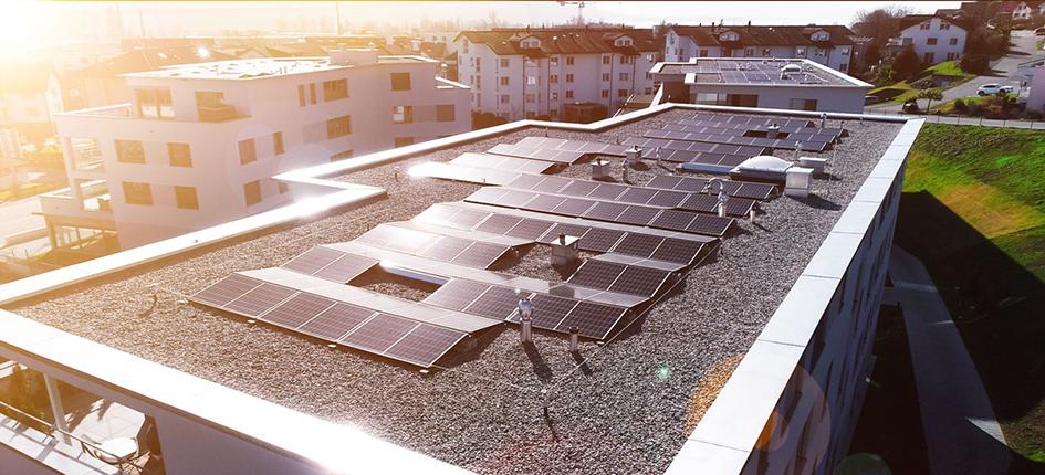 Photovoltaic system of the Schlattpark Schmerikon development, which SAK realised together with Heizplan over three residential units at the beginning of 2021 as part of its multi-energy solution. 