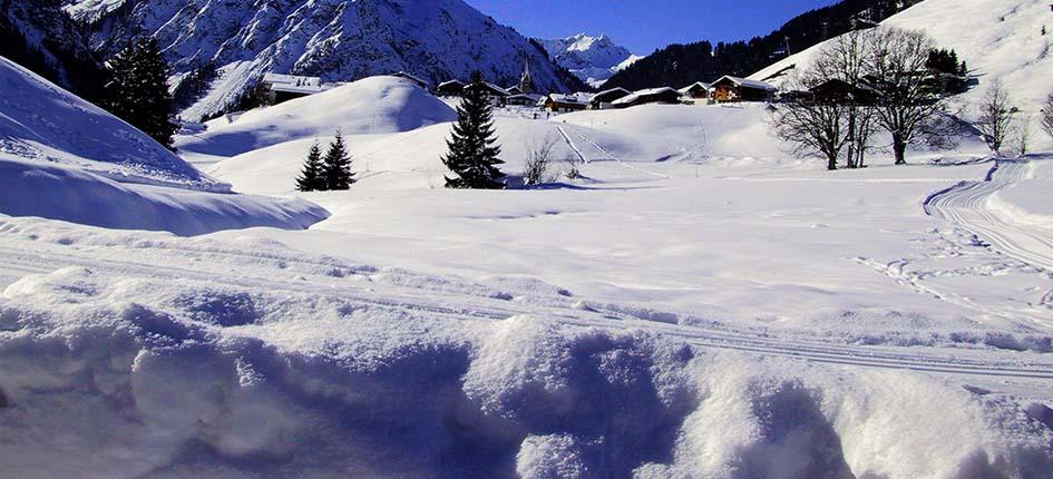 Die Schneehöhe kann sich im Gebirge je nach Gelände innerhalb von wenigen Metern ändern. 