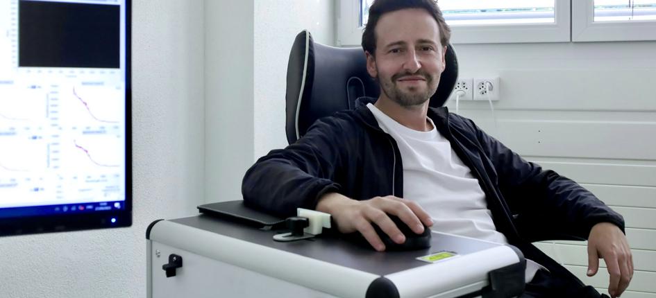 Leo Grünstein, Gründer und CEO von Spiden, misst seinen Blutzucker mit dem unternehmenseigenen Demonstrationgsgerät nicht-invasiv am Handgelenk. Bild: Spiden