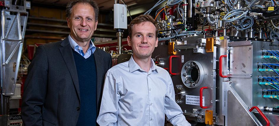 Michael Hennig, CEO of biotech company leadXpro, and PSI physicist Karol Nass at SwissFEL.