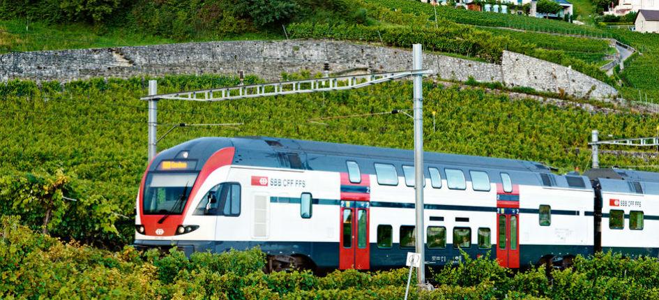 ワイン畑の脇を走るスイスの鉄道