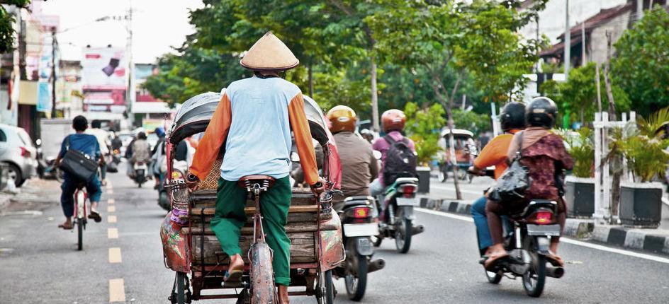 verschiedene Motorräder im Verkehr Vietnams