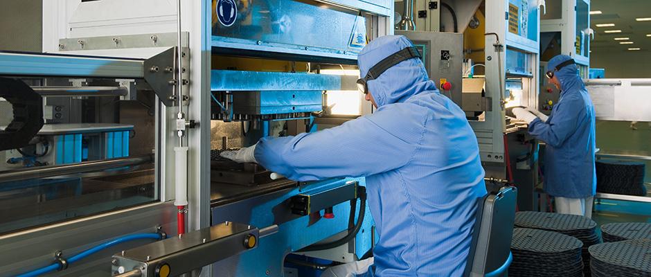 In der FirstLine-Produktion werden die Elastomerkomponenten unter Reinraumbedingungen hergestellt.  Bild: Dätwyler