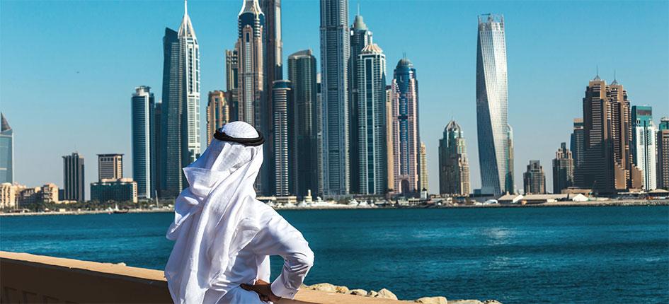 Blick auf die Skyline Dubais über die Küste