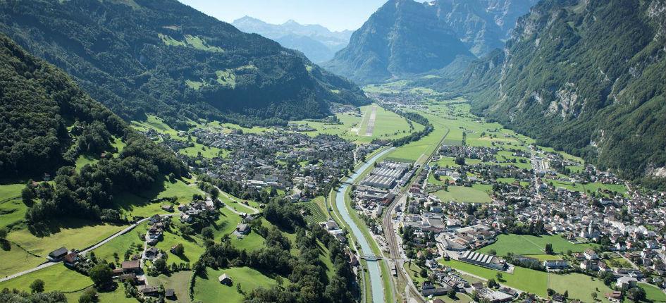 Approach to Glarus Nord, the economic center of the canton of Glarus
