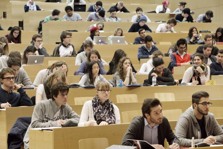 Estudantes universitários prestam atenção a uma palestra.