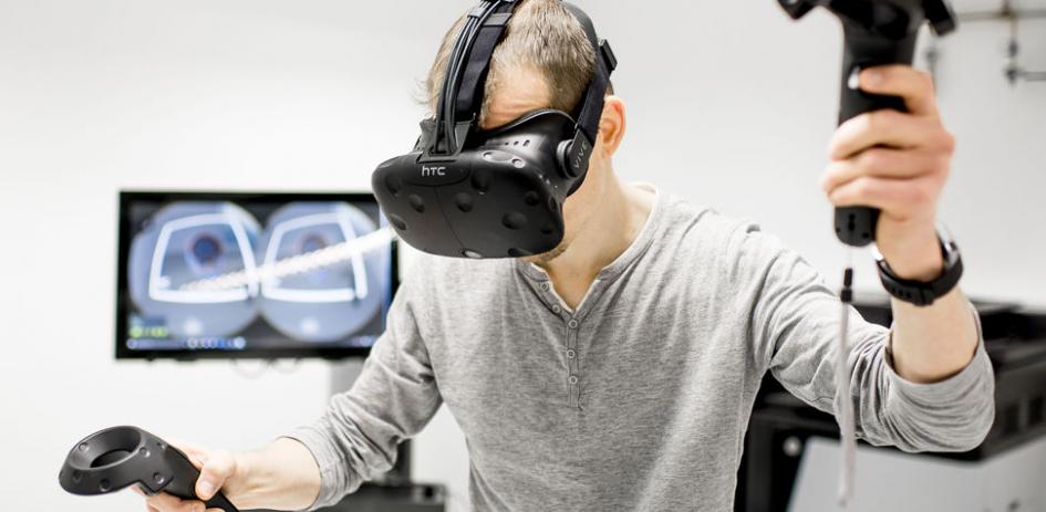 Homme portant un casque de réalité virtuelle.