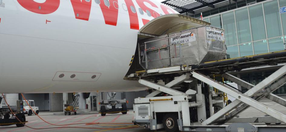Chargement d’un avion-cargo dans un aéroport