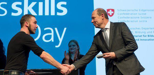 青年专业人员在“2017 SwissSkills 技能日”受到嘉奖。
