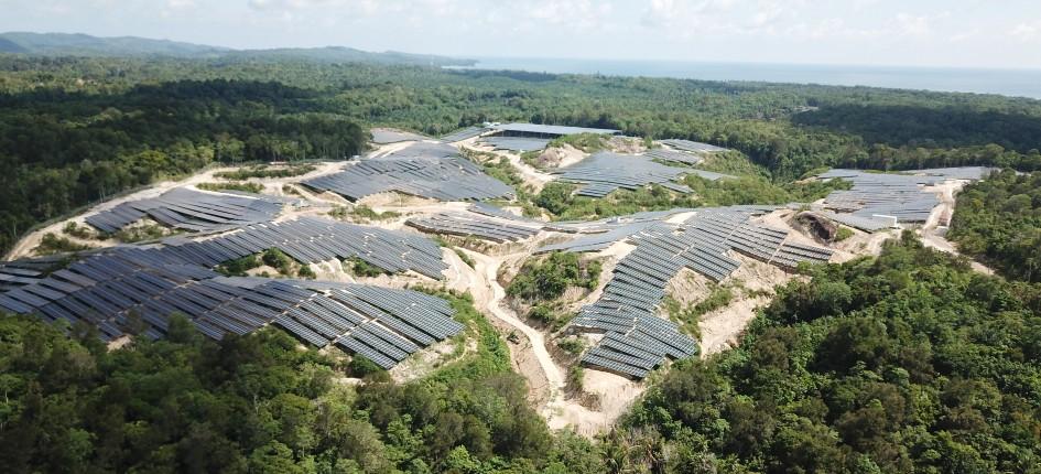Solarenergieanlage im Regenwald von Borneo 