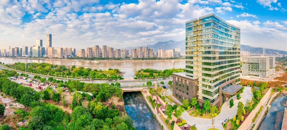 Scenario urbano su entrambe le rive del minjiang river, città di fuzhou, provincia di fujian, Cina