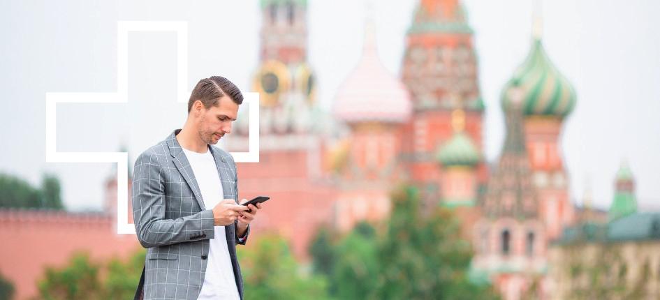 Mann nutzt Smartphone in Moskau