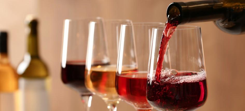 Weinglässer gefüllt mit Wein