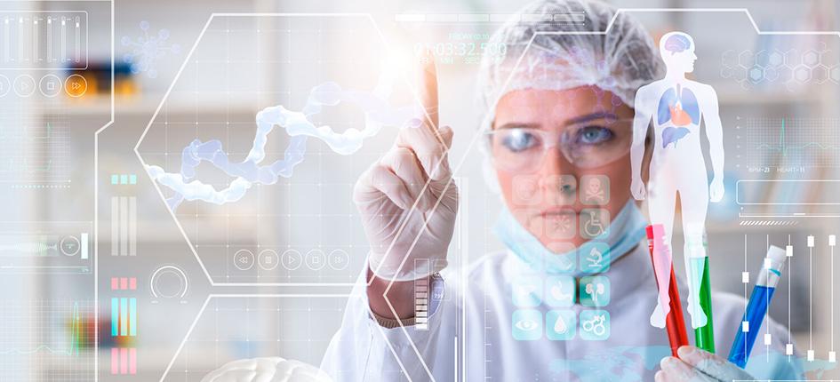 Médecin utilisant un tableau numérique dans un laboratoire