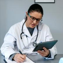 Arzt macht Online-Konsultation mit dem Tablet