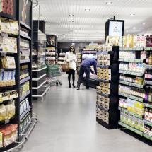 Un supermercato con clienti tra gli scaffali.