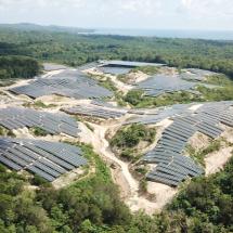 Solarenergieanlage im Regenwald von Borneo 