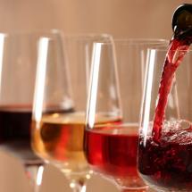 Weinglässer gefüllt mit Wein