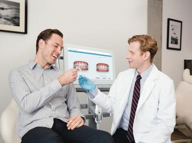 Zahnarzt und Patient mit Aligner