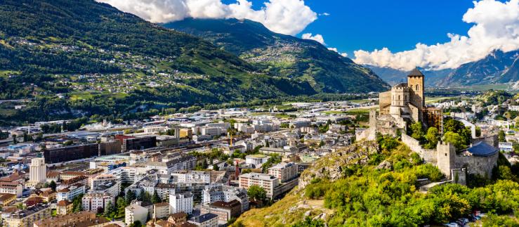アルプスのソーラーパークから環境に優しい織物のイノベーションまで、地元の大自然と強固なクリーンテック・エコシステムが融和し、持続可能な進歩の限界に挑み続けているのが、スイスのヴァレー州です。