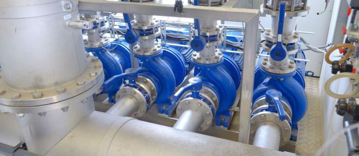 Appareil de filtrage pour la purification de l’eau dans une usine (image d’illustration)