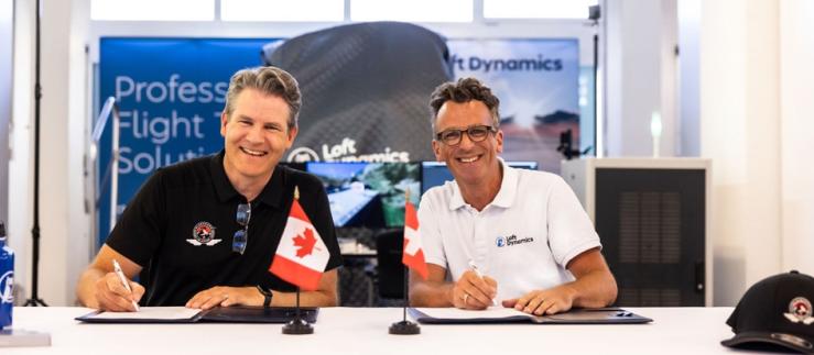 Chris Haslock, Blackcombs Director of Operations (links), und Fabi Riesen, Gründer und CEO von Loft Dynamics, unterzeichnen die Vereinbarung über den Kauf des Simulators. Bild: zVg/Loft Dynamics