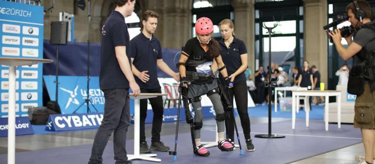 ​エクソスケルトンチーム「VariLeg enhanced」は、2019年にチューリヒでサイバスロン参加用技術の発表を行いました。The exoskeletton team VariLeg presents its Cybathlon preparations in Zurich in August 2019. 