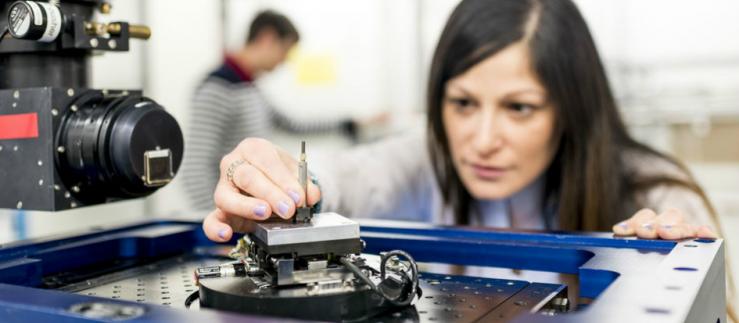 研究室で使う機械の準備を行う女性