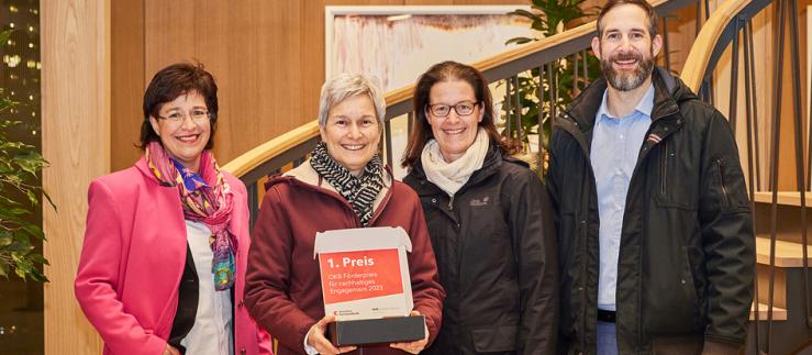 NAGON's commitment to biodiversity was recognized by Obwaldner Kantonalbank with first place in the sponsorship award. From left to right: Margrit Koch (CEO OKB), Ursula Vogel-Schwank and Ingrid Schär (NAGON), Sandro Widmer (Sustainability Manager OKB). Image credit: Obwaldner Kantonalbank