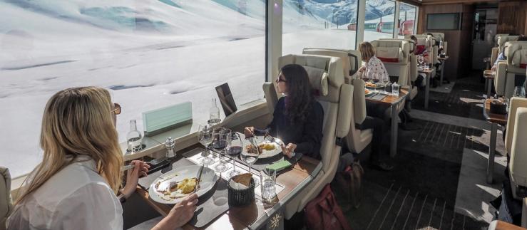 スイスは、ニュース雑誌「USニューズ&ワールドレポート」のベストカントリーランキング2023で6度目の首位を獲得しました。画像著作権：マッターホルン・ゴッタルド鉄道（スイス政府観光局より）