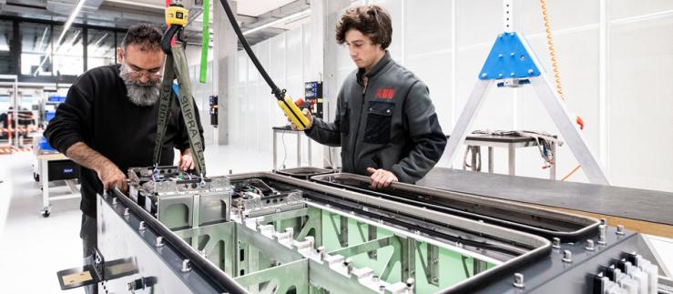 Lavoratori qualificati nello stabilimento ABB recentemente inaugurato a Baden per la produzione di dispositivi per l’accumulo di energia. 