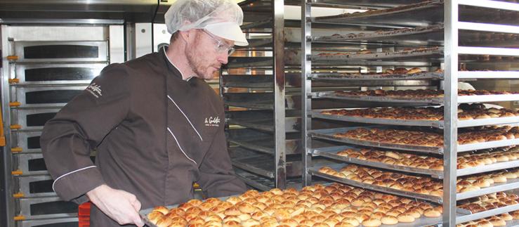Opportunità della globalizzazione: Reto Schmid produce piccole tortine alle noci grigionesi per il mercato mondiale 