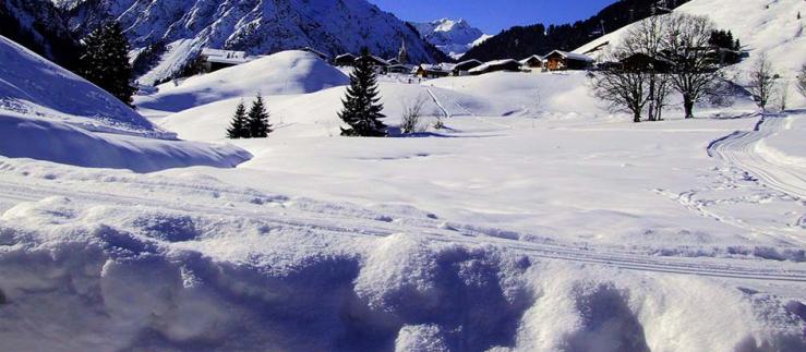 The snow depth in the mountains can change within a few meters, depending on the terrain. 