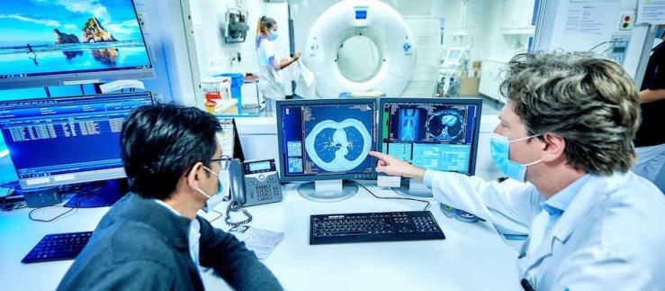 En 2021, l'Université de Berne et l'Inselspital ont fondé le "Center for Artificial Intelligence in Medicine" (CAIM), qui combine recherche de pointe, ingénierie, digitalisation et intelligence artificielle pour développer de nouvelles technologies médicales.