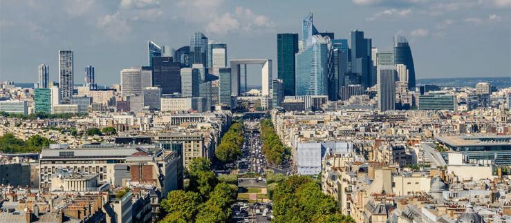 Vista do Grande Arche de la Défense e do distrito comercial de Paris, França